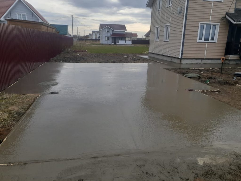 Бетонная площадка -10см под легковой и коммерческий транспорт