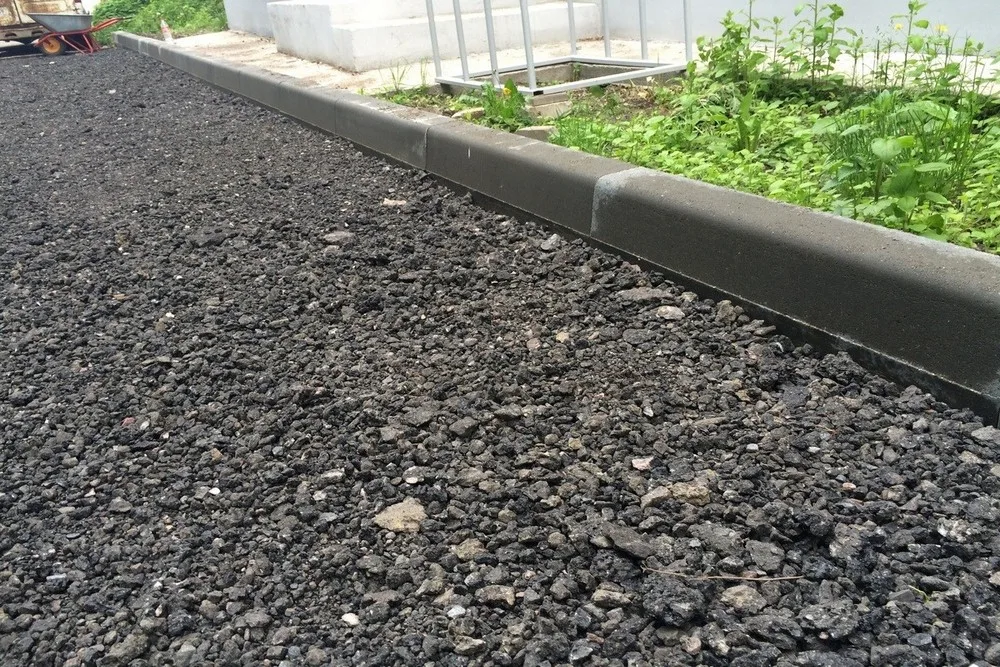 Дорога на участке из асфальтной крошки после укатки катком