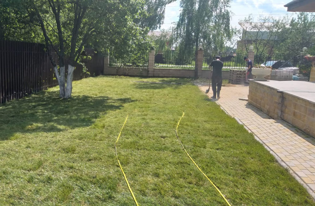 Укладка рулонного газона