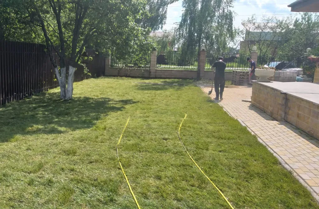 Укладка рулонного газона