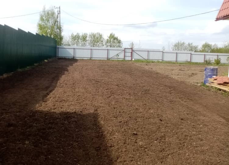 Вспашка участка трактором