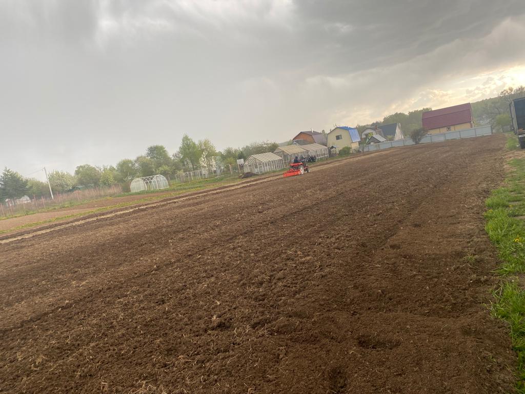 Вспашка участка трактором