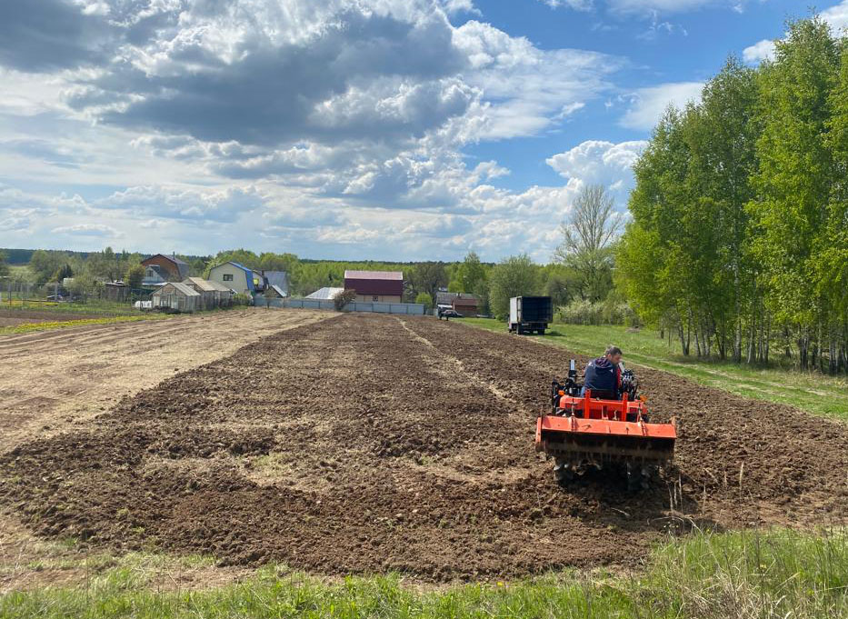 Вспашка участка трактором