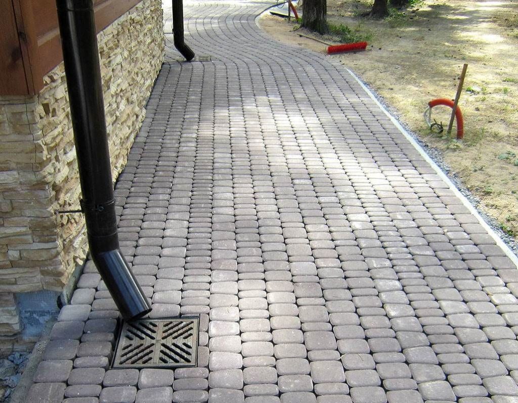 Отмостка из тротуарной плитки
