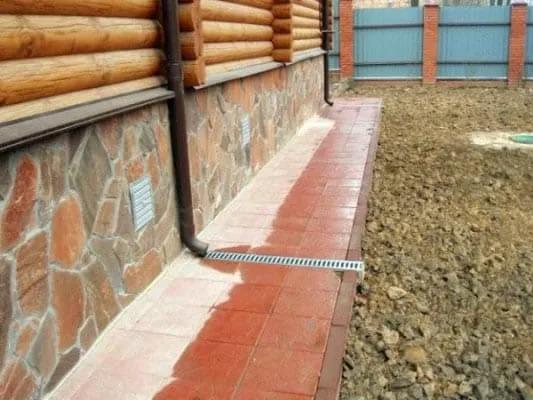 Отмостка из тротуарной плитки