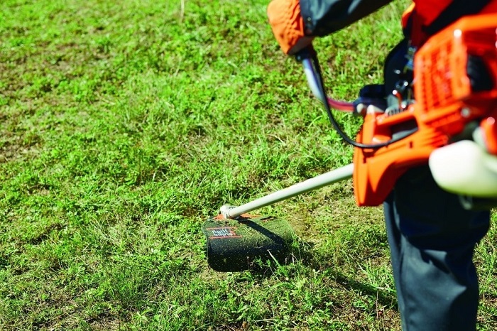 Покос травы триммером