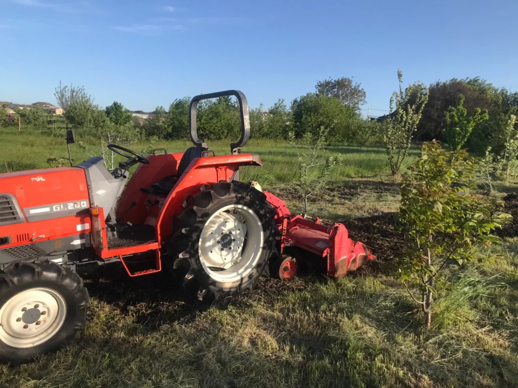 Вспашка земли мини-трактором