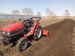 Вспашка земли мини-трактором