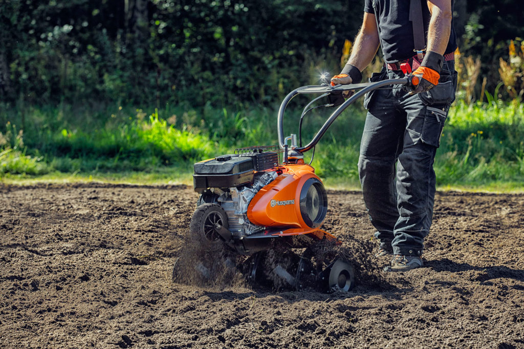 Вспашка земли мотоблоком