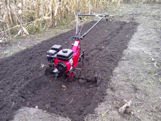Вспашка земли мотоблоком
