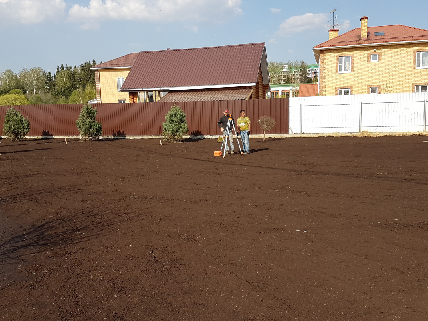 Ровный участок с газоном