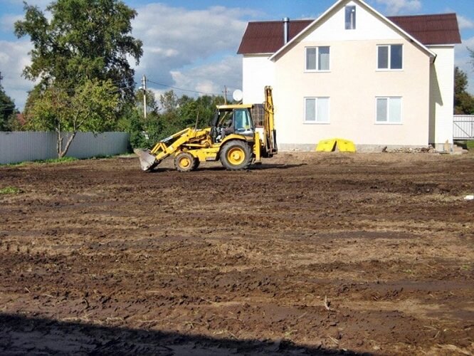 Выравнивание участка — работа техники