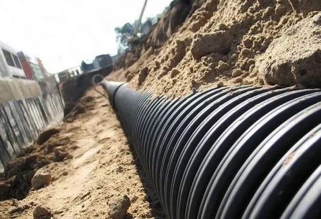 Монтаж гофрированной трубы в траншее