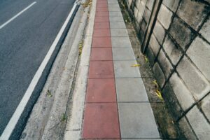 Отмостка из тротуарной плитки вдоль стены дома