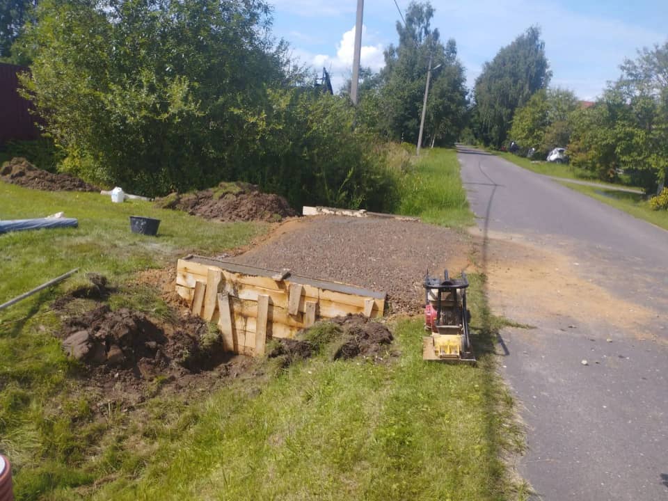 Труба в водоотводной канаве и опалубка бетонного оголовка заезда