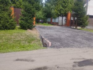 Готовый заезд на участок с покрытием из асфальтной крошки