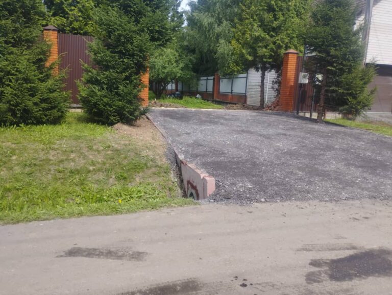 Готовый заезд на участок с покрытием из асфальтной крошки
