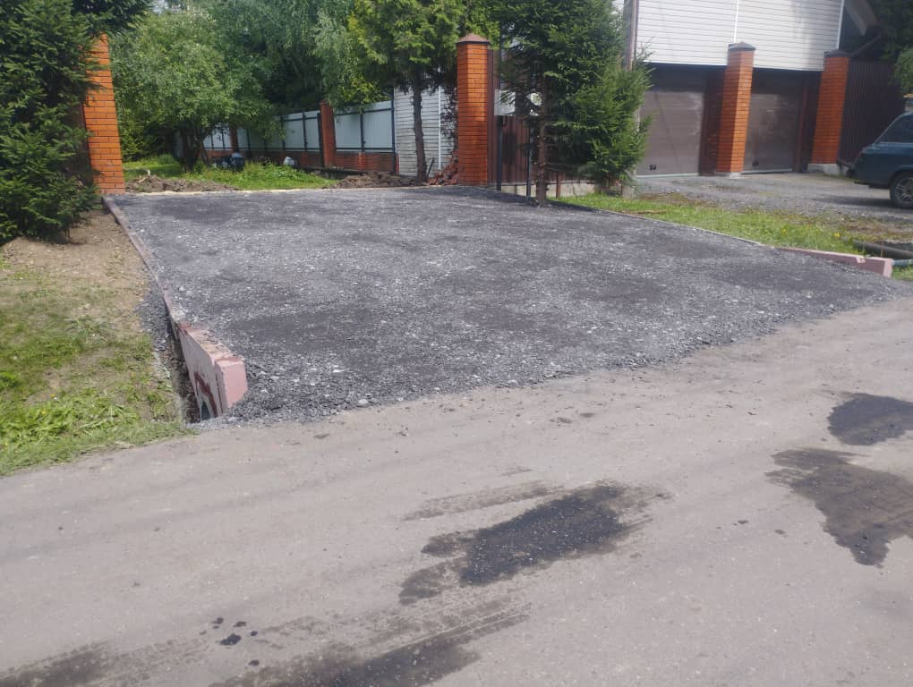 Заезд на участок из асфальтной крошки, уплотнённой катком