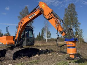 Фрезерование пней: экскаватор с вертикальной фрезой на вырубке